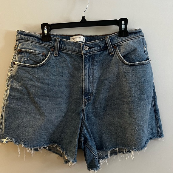 Abercrombie & Fitch Dad High Rise Curve Love Shorts - Picture 2 of 4